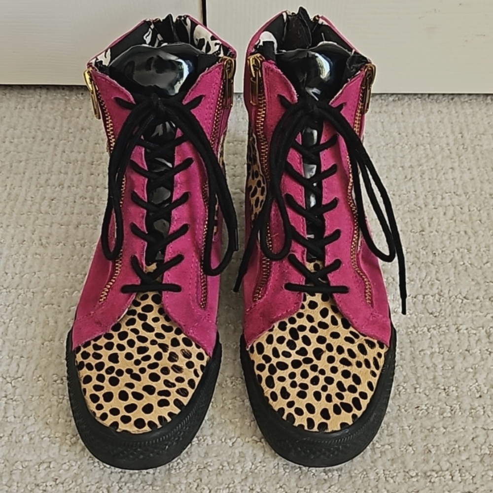 Betsy Johnson Sneaker